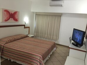 Minibar, desk, laptop workspace, blackout curtains - Lord Plaza Hotel (Teixeira de Freitas)