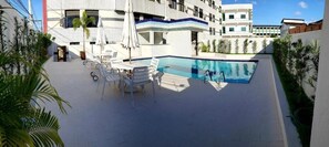 Outdoor pool, pool umbrellas, pool loungers - Lord Plaza Hotel (Teixeira de Freitas)