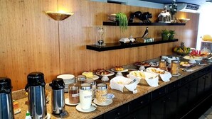 Un buffet proposant une variété de plats et d'accompagnements.
