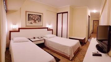 Habitación familiar | Minibar, escritorio y espacio para trabajar con laptop