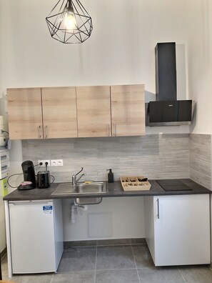 Fridge, microwave, stovetop, coffee/tea maker - Residence Mila - 1 - Hyper Center (Valenciennes)