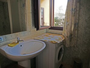 Bruser, hårtørrer, bidet, Toiletpapir