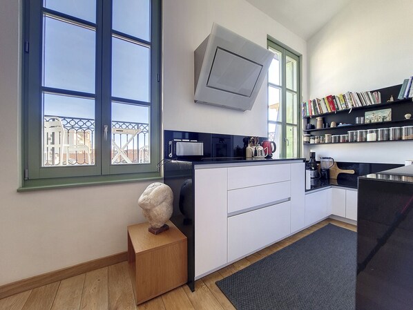 Fridge, oven, dishwasher, coffee/tea maker