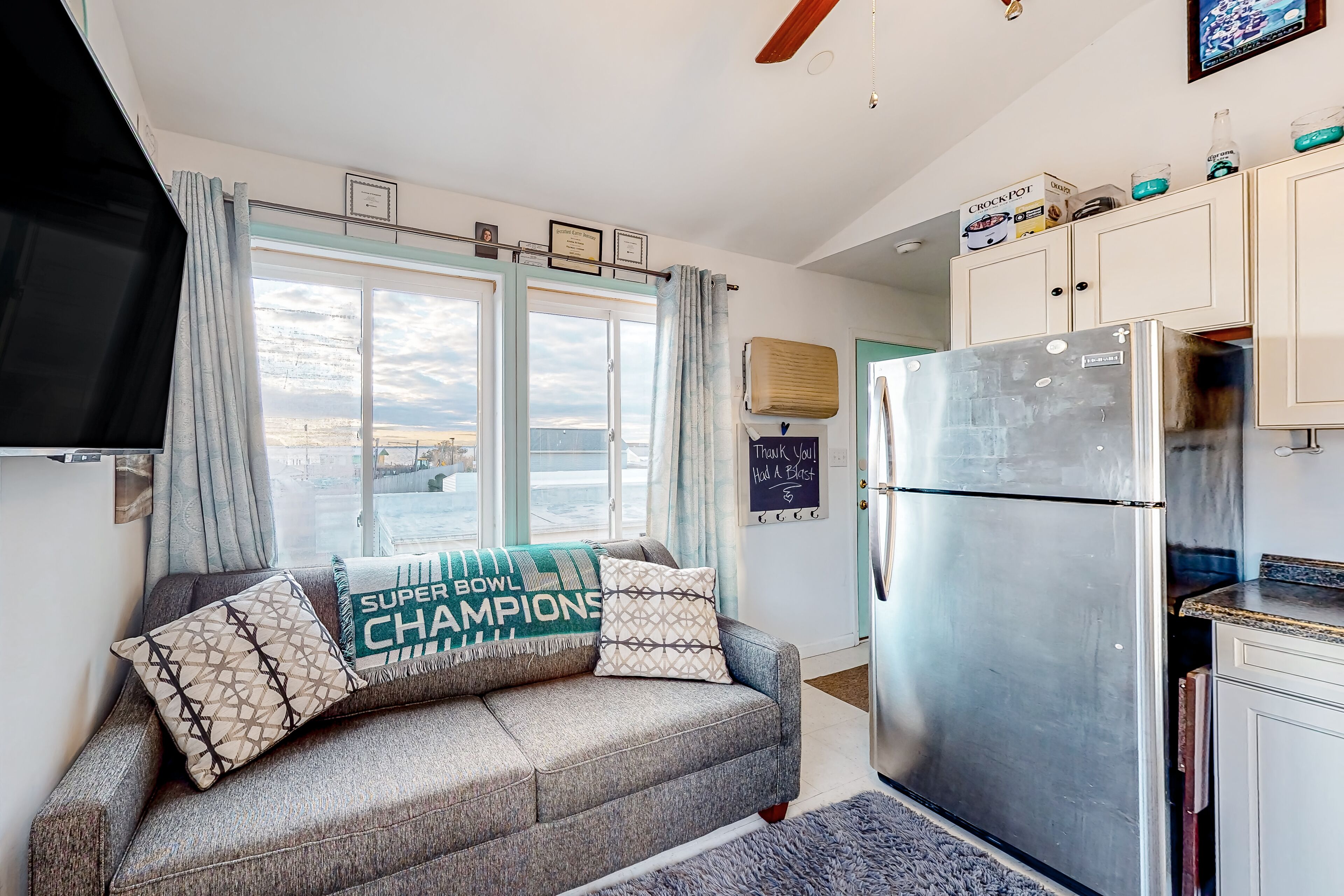 Bay-view getaway with balcony & full kitchen - walk to beach/bars/dining