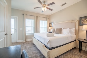 3 chambres, bureau, fer et planche Ă repasser, lit parapluie