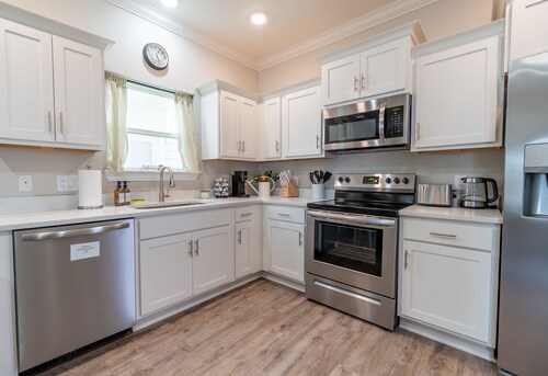 Family friendly Beach Home - Walk to Downtown