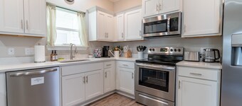 Family friendly Beach Home - Walk to Downtown