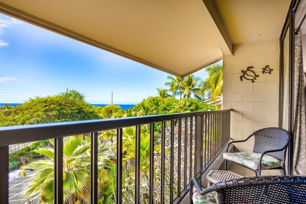 Property grounds - Third-floor condo in town with ocean view, lanai & pool - walk everywhere (Kailua-Kona)