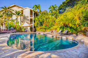 Pool - Third-floor condo in town with ocean view, lanai & pool - walk everywhere (Kailua-Kona)