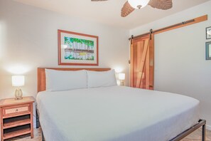 1 bedroom, iron/ironing board, internet, bed sheets - Third-floor condo in town with ocean view, lanai & pool - walk everywhere (Kailua-Kona)