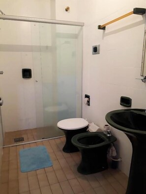 Habitación triple clásica | Baño | Cabezal de ducha tipo lluvia, secador de pelo y toallas