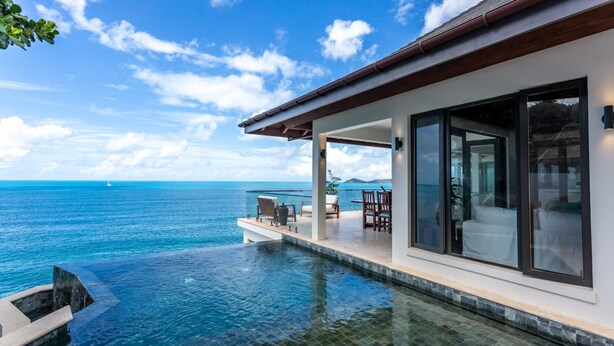 Eine moderne Villa mit privatem Infinity-Pool mit Blick auf den Ozean.