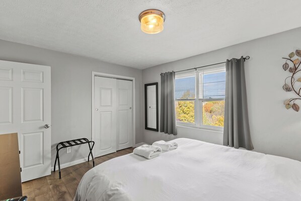 3 slaapkamers, een strijkplank/strijkijzer, reisbedje, gratis wifi