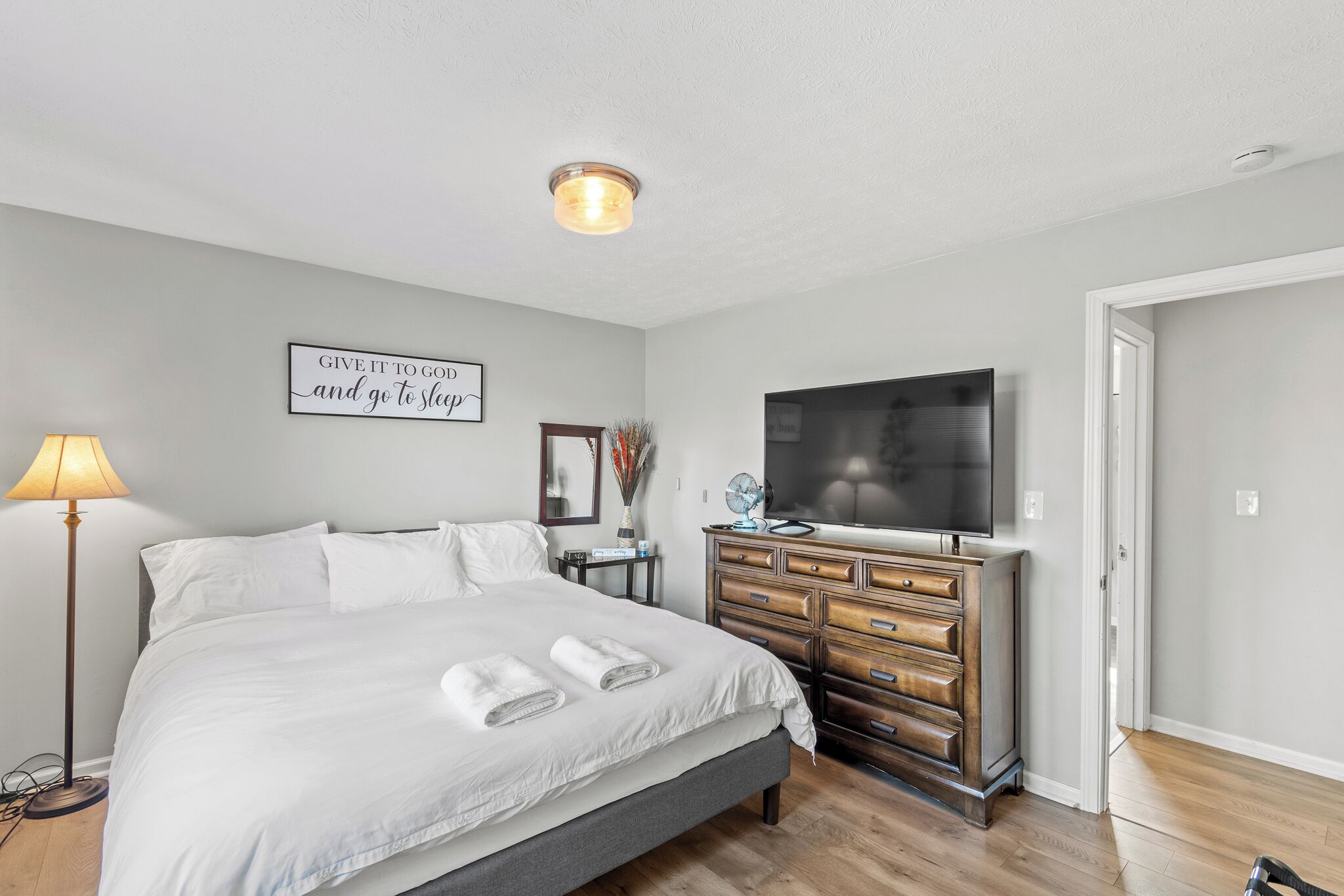 3 dormitorios, tabla de planchar con plancha, cuna de viaje