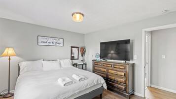 3 dormitorios, tabla de planchar con plancha, cuna de viaje