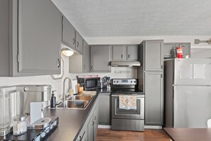 Een koelkast, een microgolfoven, een oven, een kookplaat