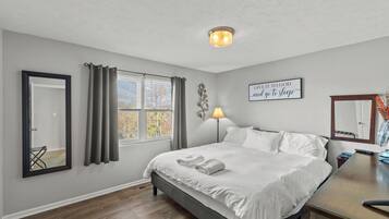 3 dormitorios, tabla de planchar con plancha, cuna de viaje