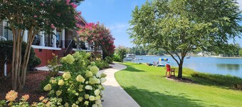 Island Trail's Sunset Cottage on Beautiful Lake Murray - Now with King Size bed!