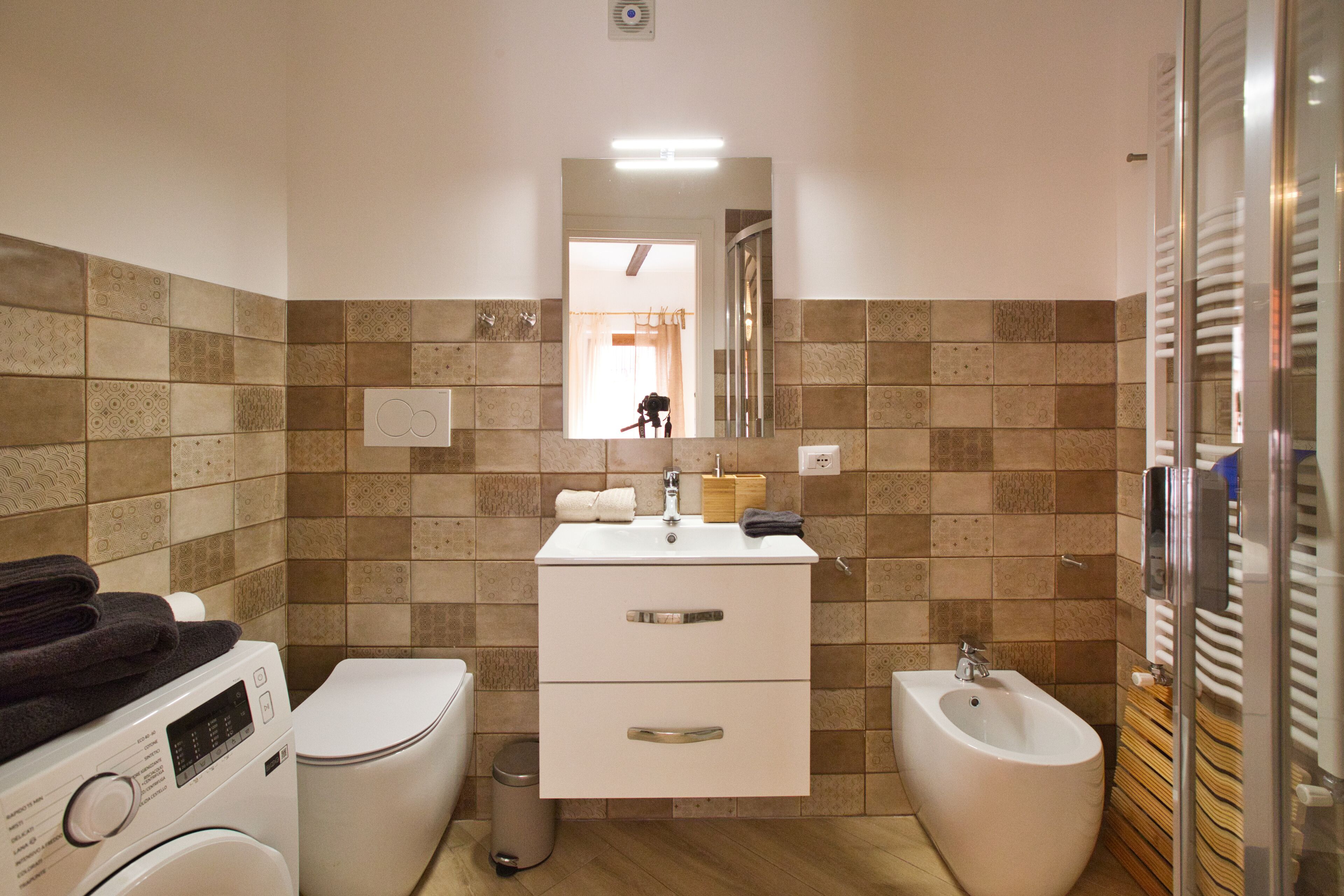 Sèche-cheveux, bidet, serviettes fournies, savon