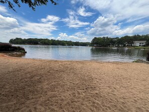 Beach nearby, sun-loungers, beach towels