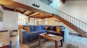 Fernseher, Kamin, DVD-Player