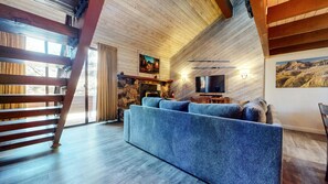 Fernseher, Kamin, DVD-Player