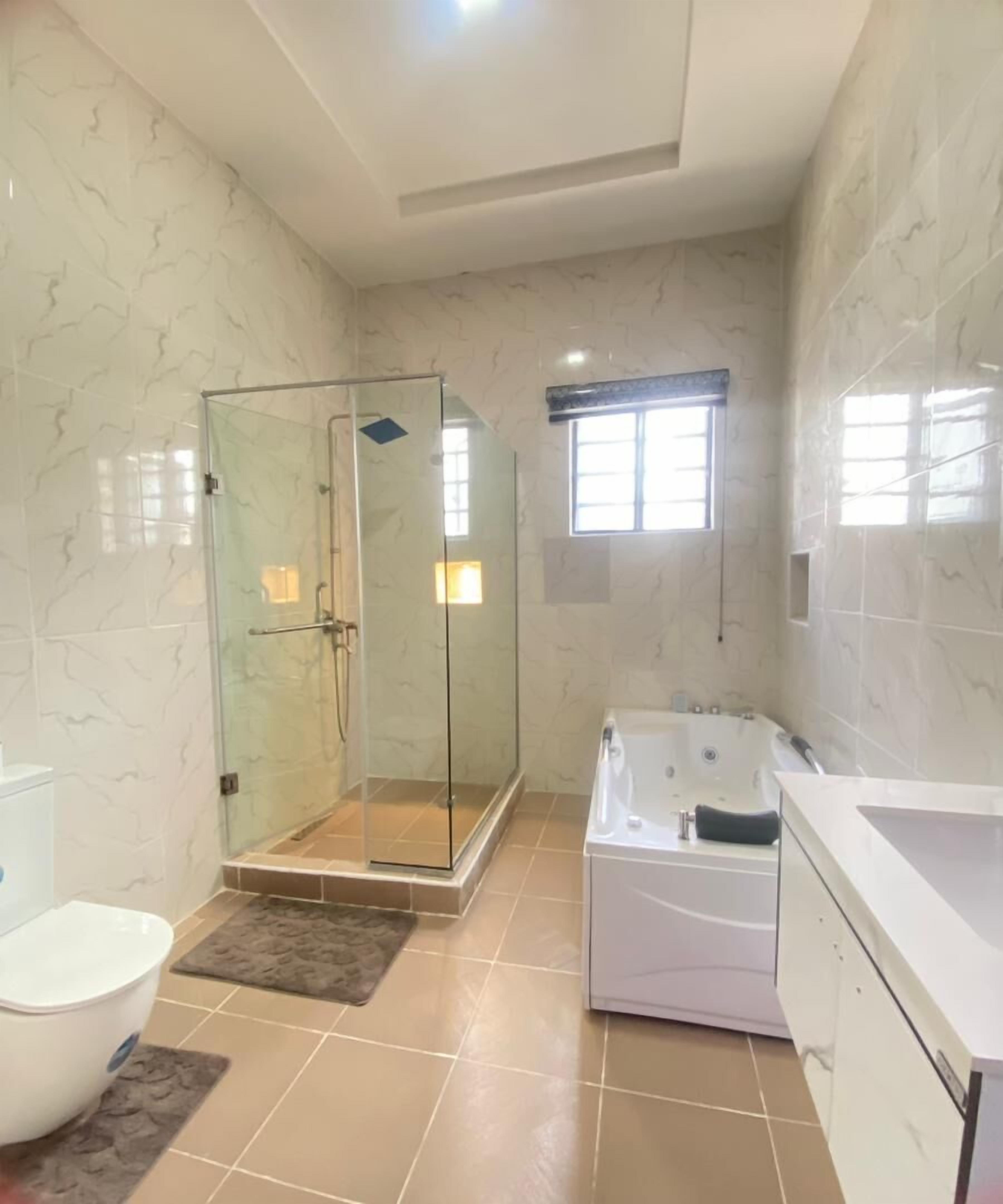 Dupleks Standar, 4 kamar tidur, Boleh Merokok, teras | Kamar mandi | Bathtub dan shower terpisah, bathtub besar, pancuran hujan, dan handuk