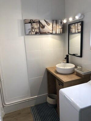 Douche, sèche-cheveux, serviettes fournies, savon