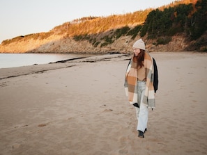 Beach nearby - Juniper - Luxury Oceanview Cottage with Hot Tub & Private Beach Access near Cabot Trail (Inverness, Subd. A)
