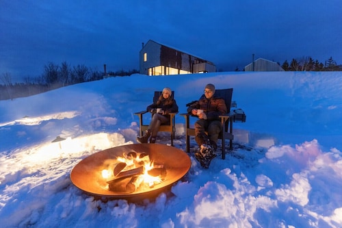 Accessible Luxury Cottage with Stunning Views, Private Hot Tub, Private Path to Beach