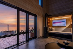 Smart TV, chimenea, libros y estéreo