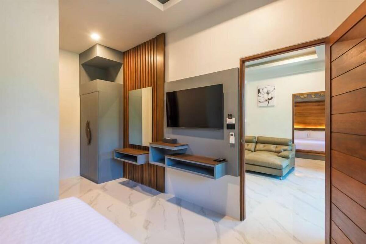 Premium bedding, minibar, in-room safe, WiFi (free)