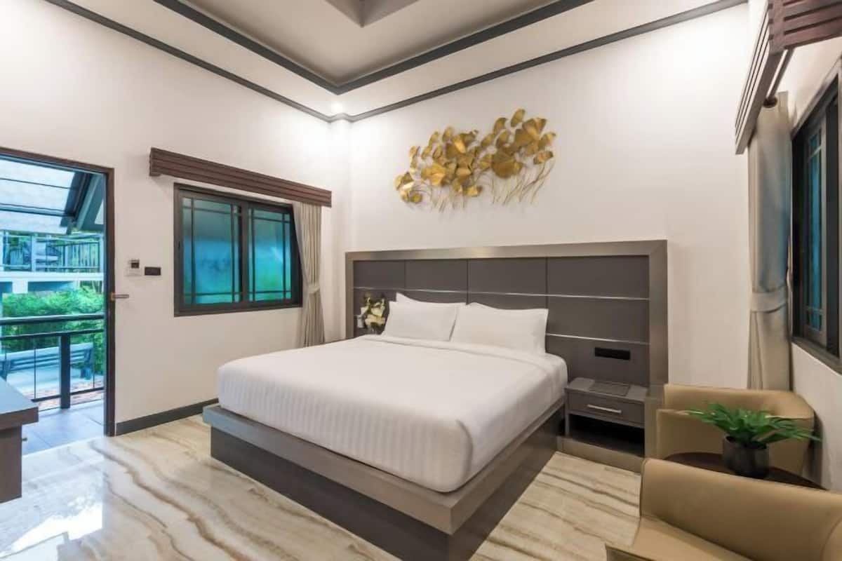 Premium bedding, minibar, in-room safe, WiFi (free)