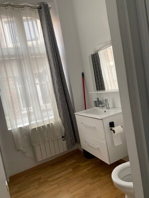 Douche, sèche-cheveux