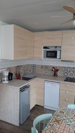 Frigorifero, microonde, piano cottura, lavastoviglie