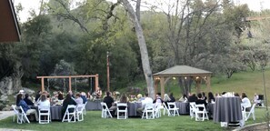 Outdoor banquet area - A gorgeous bedroom/bath w/private entry. Yosemite/Bass Lake/Sequoia Parks. (North Fork)