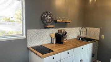 Microondas, placa de cocina y papel de cocina