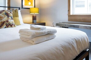 2 bedrooms, desk, iron/ironing board, WiFi