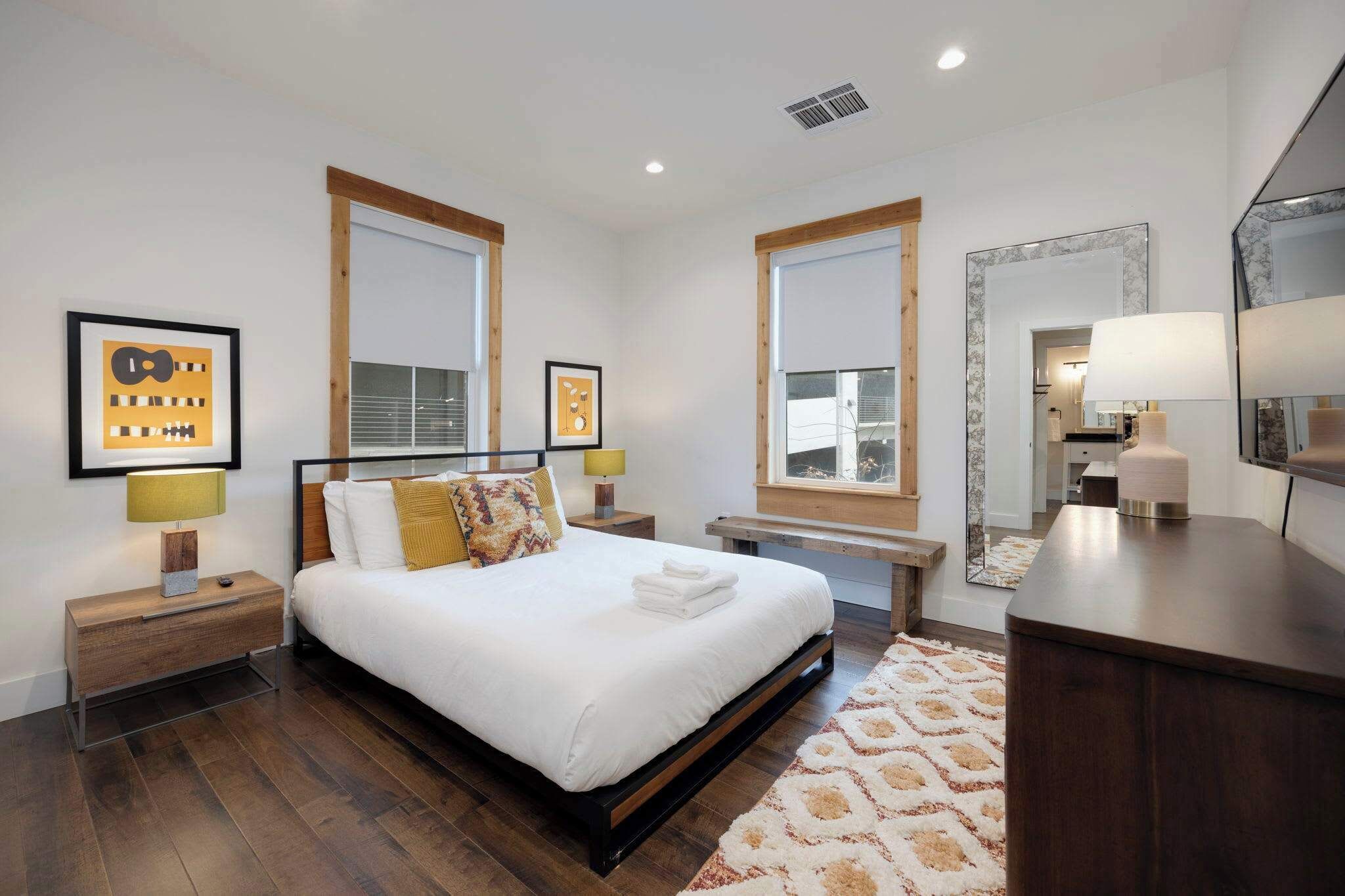 2 bedrooms, desk, iron/ironing board, WiFi