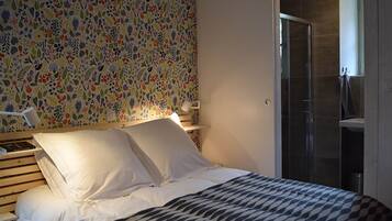 1 slaapkamer, een strijkplank/strijkijzer, gratis wifi, beddengoed