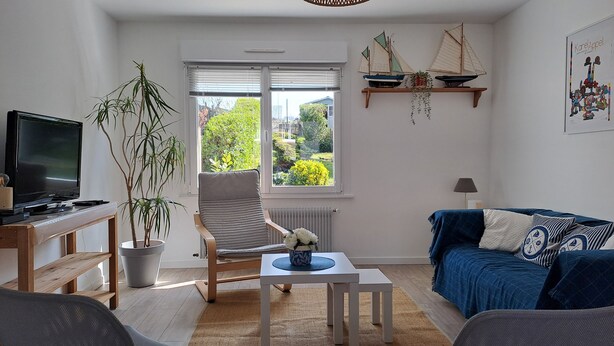 A modern living room with a TV, a potted plant, a chair, a table, and a sofa. - Between Nausicaa and Wimereux, bright and spacious house, rated 3*. (Boulogne-sur-Mer)