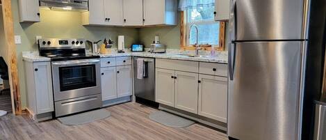 冷蔵庫、電子レンジ、オーブン、コンロ