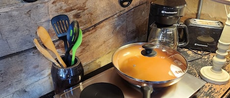 Refrigerador, microondas, parrilla de estufa y cafetera y tetera