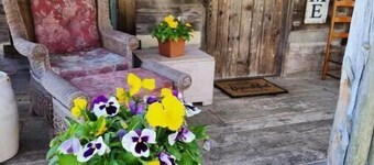 Mullins Log Cabin 1850s rustic cabin near Ark  Sits on 5 ac
15 min to ARK



