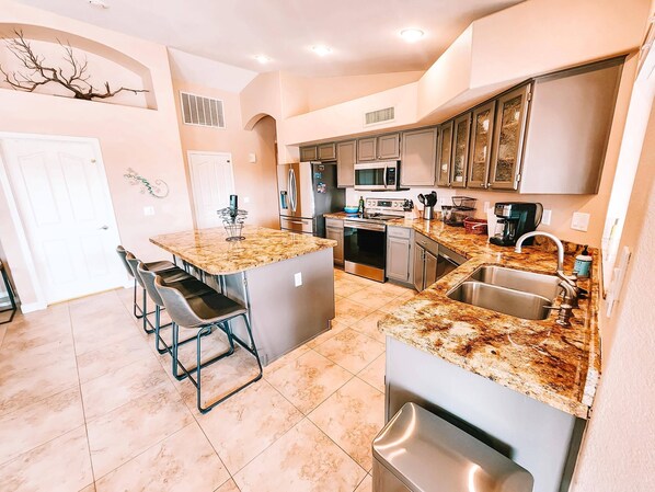 冰箱、微波炉、烤箱、炉灶