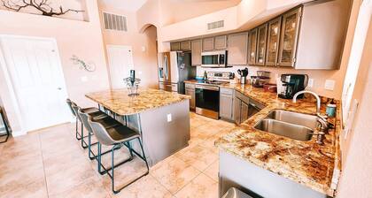 Avondale Pool Amazing Backyard Perfect for working crews and mid term stays