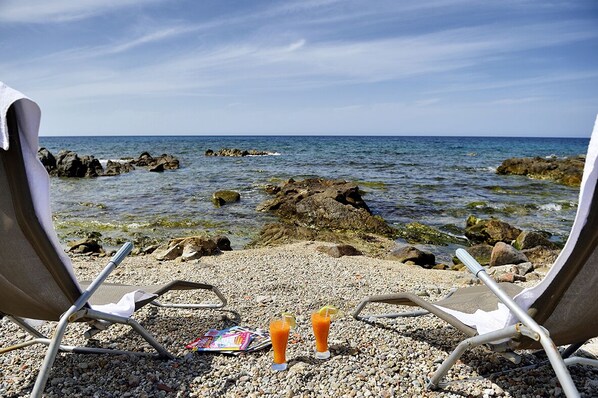 Ligstoelen aan het strand