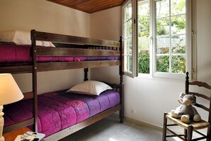 2 slaapkamers, een strijkplank/strijkijzer