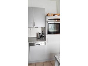 Kühlschrank, Mikrowelle, Ofen, Geschirrspüler