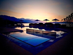 Seasonal outdoor pool, pool umbrellas, sun loungers - Kanakis Blue Beach Apartments (Rethymno)